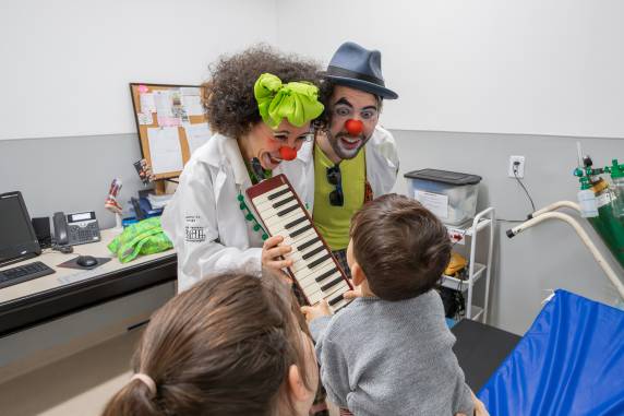 Blitz da Alegria leva humanização através do riso e da poesia, prevendo 216 horas de intervenções no Hospital Vida & Saúde, de Santa Rosa, e no Hospital Oswaldo Cruz, de Horizontina