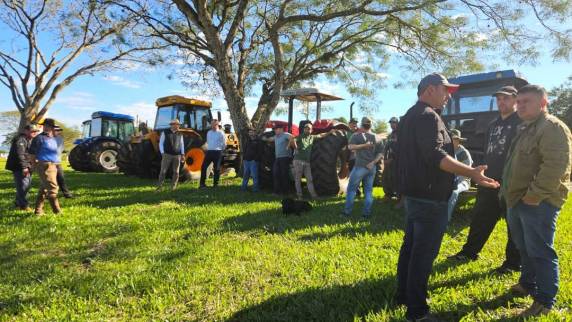 Segundo os organizadores, o protesto é por tempo indeterminado, buscando sensibilizar autoridades para a crise financeira enfrentada pelo setor agrícola local.