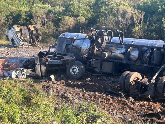 Colisão envolveu duas carretas e uma Hilux; ninguém ficou gravemente ferido