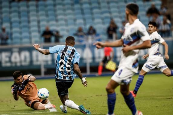 Tricolor saiu na frente com gol de João Pedro, mas o adversário igualou o placar com Andino, ainda no primeiro tempo. Com o resultado, time de Mano Menezes vai para a última rodada dois pontos atrás dos argentinos