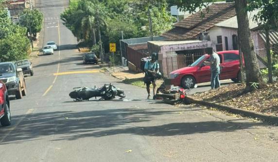 Duas motos colidiram em um cruzamento de vias no bairro São José