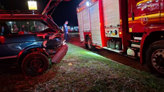 O acidente envolveu um caminhão e uma Parati