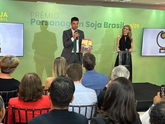 A ação, inserida na cerimônia do Prêmio Personagem Soja Brasil 2024/25, promovida pela Aprosoja, foi acompanhada pela comitiva da Fenasoja 2026 formada pelo presidente, Marcos Eduardo Servat, pelo presidente do Conselho Consultivo Permanente, Dário Júnior da Motta Germano, e pela diretora de Comunicação e Marketing, Zélia Savoldi.