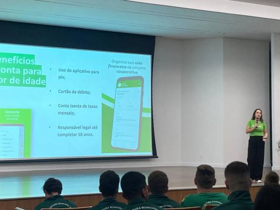 Sicredi mobiliza mais de 200 alunos para refletir sobre educação financeira.