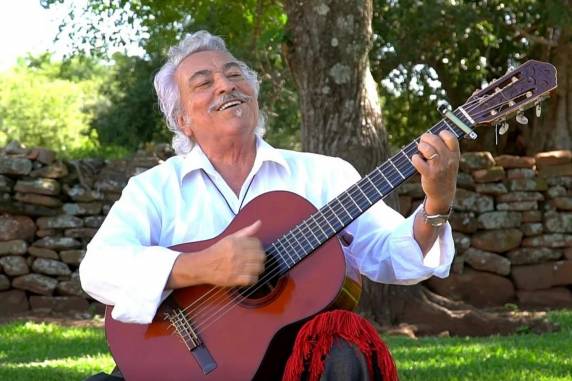 Músico se recupera bem e deve seguir tratamento de diálise. Ortaça e a família estão morando na cidade para realizar o tratamento