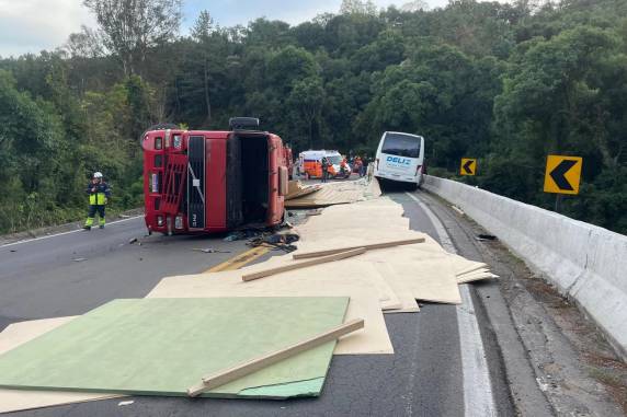 O acidente foi registrado na manhã desta sexta-feira. Trânsito chegou a ser interrompido no local, mas foi liberado no final da manhã