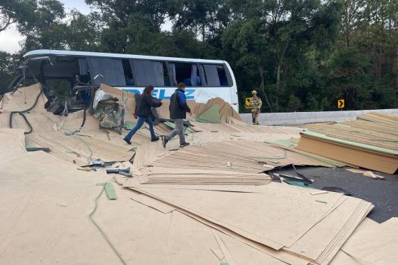 O acidente foi registrado na manhã desta sexta-feira. Trânsito chegou a ser interrompido no local, mas foi liberado no final da manhã