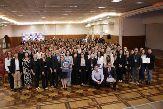 A entrega oficial da certificação ocorreu na noite desta quarta-feira (14), no Clube Concórdia, durante o Encontro de Enfermagem promovido pelo Hospital em homenagem ao mês da enfermagem. Viabilizado por apoiadores, o evento contou com o patrocínio do Sicredi, FEMA e MedEnf.