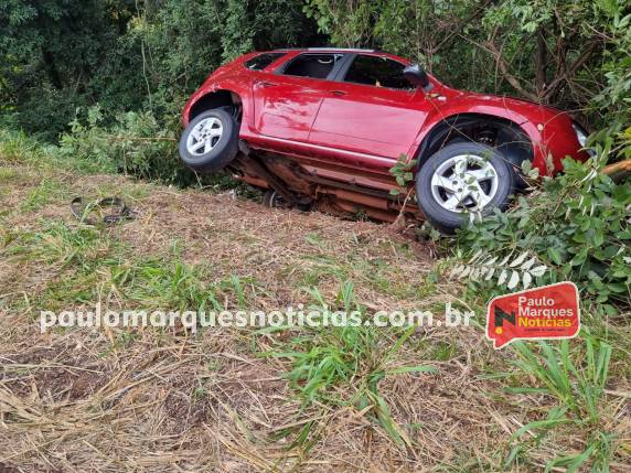 Os dois acidentes ocorreram no final da madrugada deste sábado