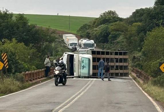 O veículo perdeu o controle, colidiu contra o guardrail e acabou tombando, bloqueando o trânsito no local.