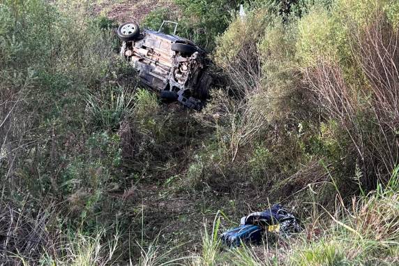 Carro saiu da pista e capotou na tarde desta sexta-feira. Vítimas tinham 9, 16 e 42 anos de idade.