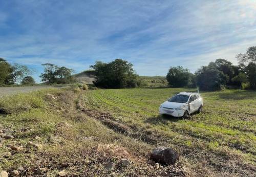 Veículo capotou na lateral da rodovia