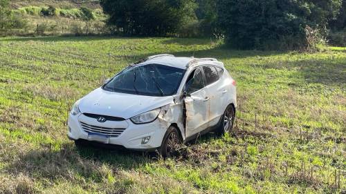 Veículo capotou na lateral da rodovia