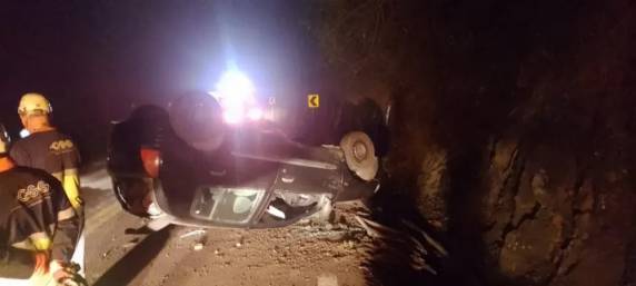 Acidente aconteceu na noite de sábado (17), por volta das 23h
