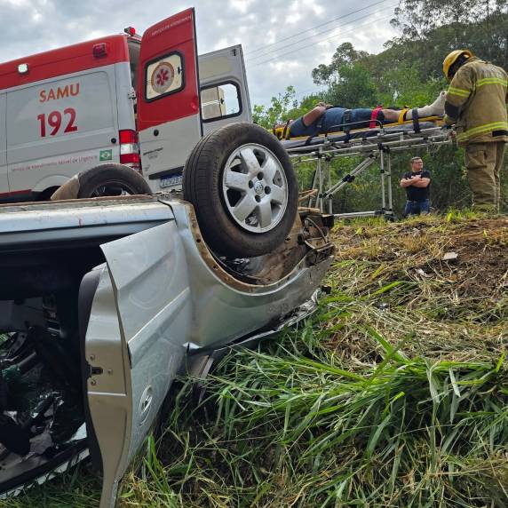 Cinco pessoas ficaram feridas e foram encaminhadas ao Hospital São Vicente de Paulo