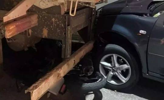 Acidente ocorreu no Centro da cidade na noite de sábado (17); motorista do carro se recusou a fazer o bafômetro e foi preso