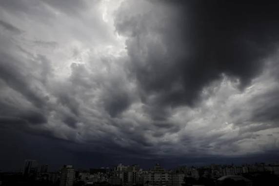 Chuva que começa nas regiões Oeste e Sul se espalha pelo Estado na terça-feira (20), trazendo frente fria