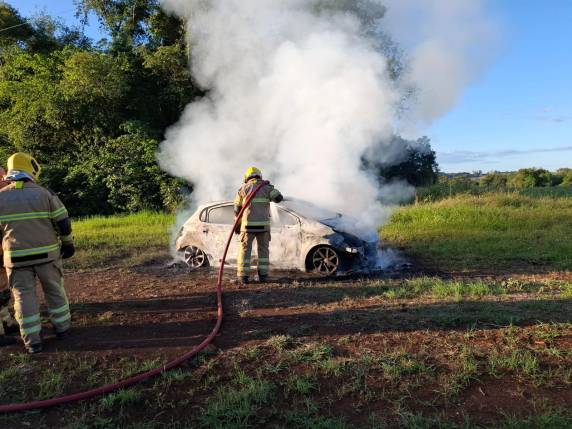O automóvel, um Peugeot ficou completamente destruído