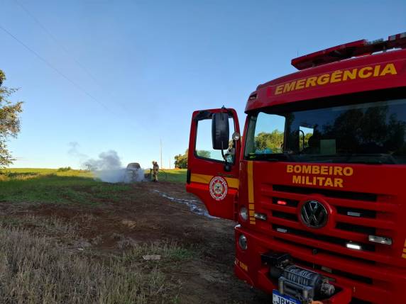 O automóvel, um Peugeot ficou completamente destruído