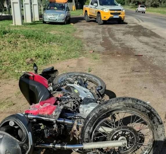 Vítimas, que chegaram a ser socorridas com vida, morreram durante o atendimento no hospital; motorista do caminhão não se feriu