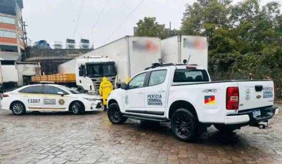 Em determinado momento, ele desceu do caminhão sem acionar o freio estacionário.