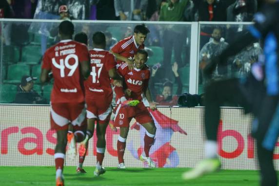 Roger Machado mandou a campo o time titular em Florianópolis e não enfrentou dificuldades para eliminar o clube cearense