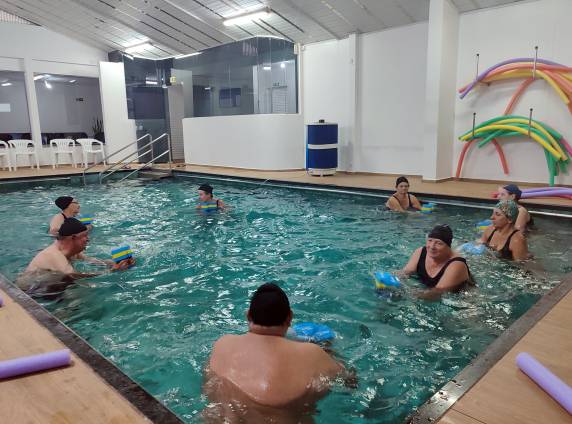 A Apae de Três de Maio oferece aulas de hidroginástica para o público externo, em piscina aquecida, ministradas pela professora Patrícia Muller. A profissional é bacharela e licenciada em Educação Física e atua na instituição há dez anos.