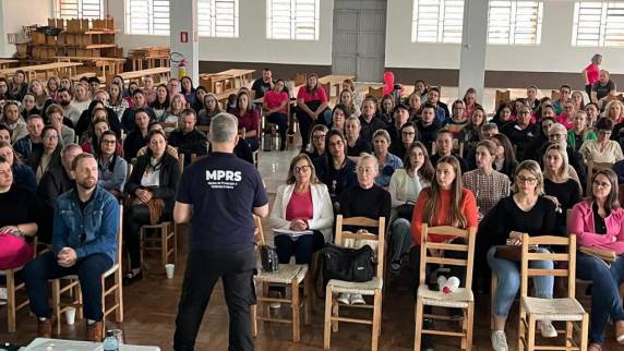 Em Porto Xavier, o promotor de Justiça Rodrigo Piton apresentou o tema na Formação Regional das Missões, evento realizado pela Associação de Conselheiros Tutelares do RS. Na palestra, o promotor abordou os preditores de violência e os sinais que crianças e adolescentes demonstram à prática de um ato violento extremo.