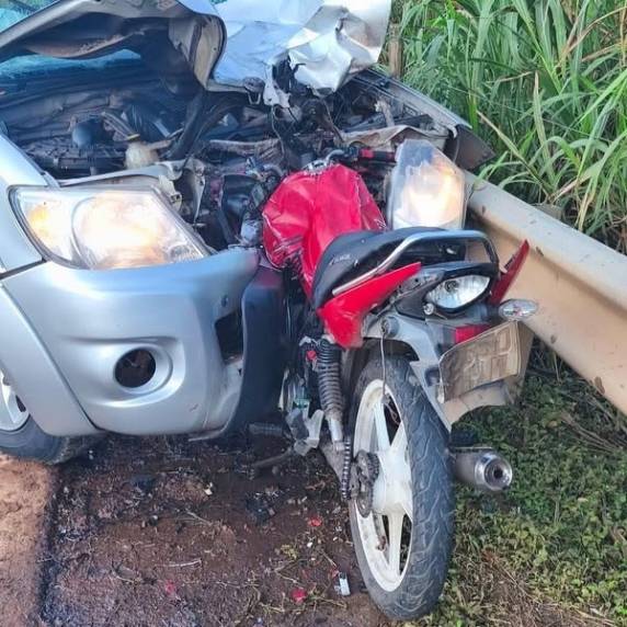 A colisão frontal ocorreu por volta das 16h15, no km 13,750 da rodovia, e foi atendida pela Polícia Militar Rodoviária de Iporã do Oeste.