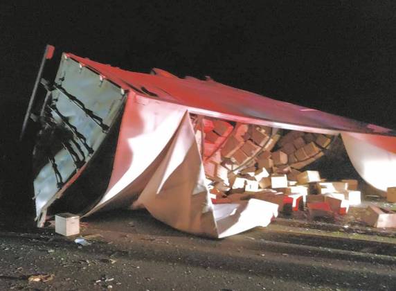 O acidente envolveu uma carreta e dois veículos de passeio