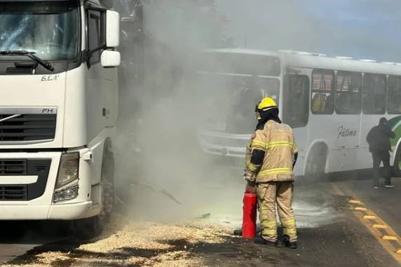 Acidente não teve feridos. Trânsito já flui normalmente no local