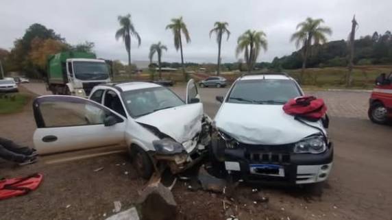 Equipe do Serviço Civil Auxiliar de Bombeiros (SCA) e profissionais do Serviço de Atendimento Móvel de Urgência (SAMU) foram acionados para prestar socorro às vítimas.