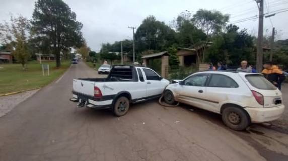 Equipe do Serviço Civil Auxiliar de Bombeiros (SCA) e profissionais do Serviço de Atendimento Móvel de Urgência (SAMU) foram acionados para prestar socorro às vítimas.