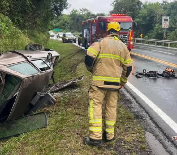 O acidente envolveu um veículo Volkswagen Voyage, com placas do município