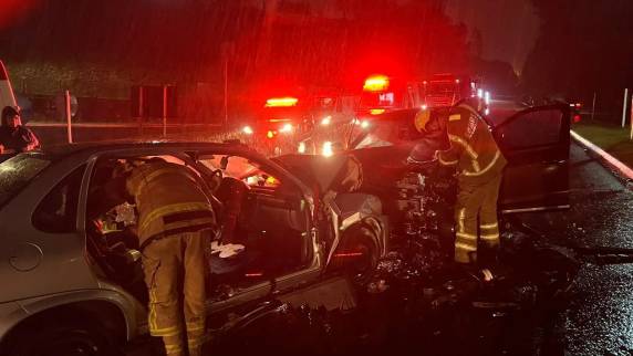 Colisão ocorreu no trevo do bairro Santa Rita na noite deste sábado (24); vítimas ficaram presas às ferragens e foram encaminhadas ao hospital com ferimentos leves