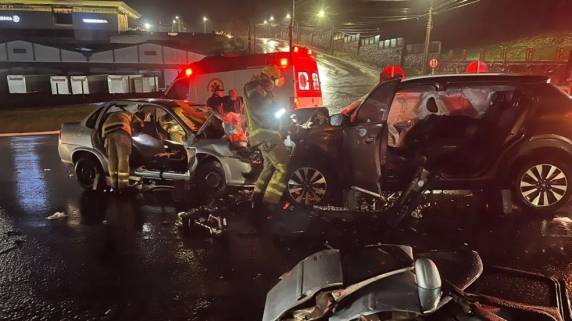 Colisão ocorreu no trevo do bairro Santa Rita na noite deste sábado (24); vítimas ficaram presas às ferragens e foram encaminhadas ao hospital com ferimentos leves