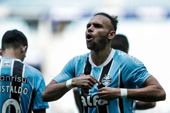 Braithwaite, de pênalti, marcou o único gol da partida