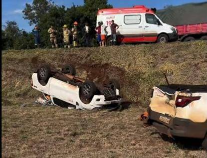 Os motoristas foram socorridos pelo Serviço de Atendimento Móvel de Urgência (Samu) e pelo Corpo de Bombeiros com ferimentos sem gravidade.