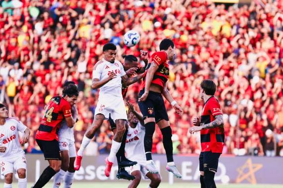 Colorado sofreu o primeiro gol, marcado por Chrystian Barletta, nos minutos iniciais, mas igualou o placar com Gustavo Prado no segundo tempo