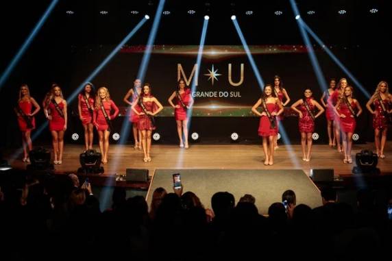 Concurso de beleza foi realizado na noite deste domingo (25), no Teatro AMRIGS, em Porto Alegre