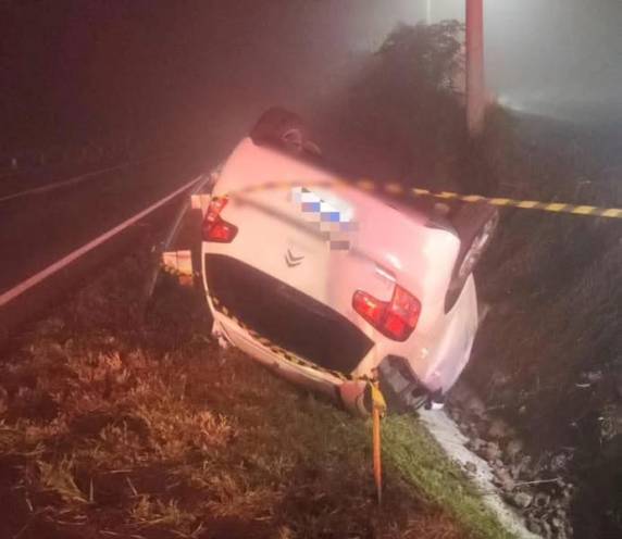 A motorista, que estava sozinha no carro, não se feriu e recusou atendimento médico no local.