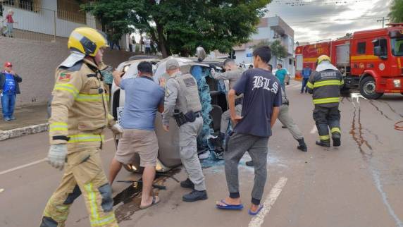 A condutora, que estava sozinha no momento do acidente, recebeu atendimento no local por equipe do Corpo de Bombeiros e foi encaminhada ao Hospital de Sarandi para avaliação médica.