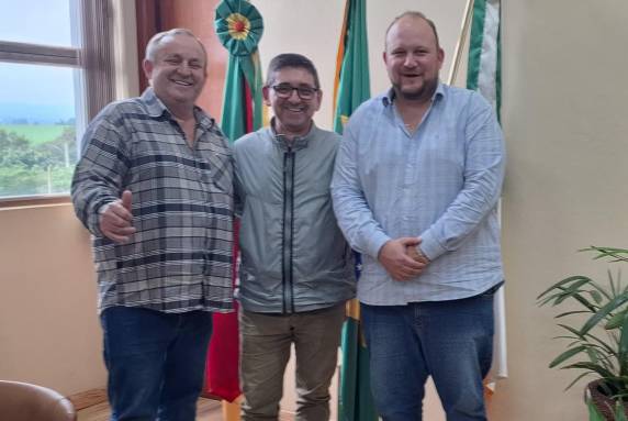 No encontro, Marasca e Redel compartilharam informações sobre projetos em andamento que visam melhorias para a comunidade local.