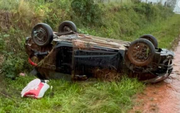 Duas pessoas ficaram feridas após veículo capotar