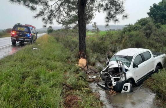 A ocorrência envolveu uma caminhonete S10 e resultou em lesões leves em uma pessoa.