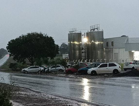 Apesar dos danos materiais consideráveis, não houve registro de feridos.