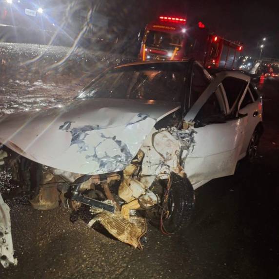 Colisão ocorreu no trevo de acesso à cidade; motorista de um dos veículos fugiu do local