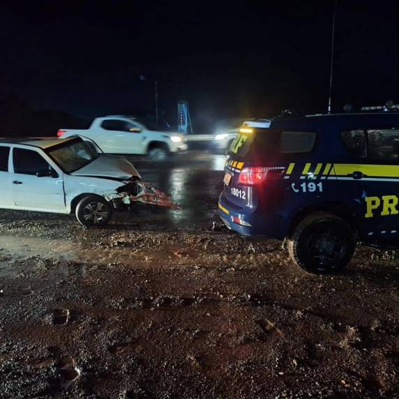 Colisão ocorreu no trevo de acesso à cidade; motorista de um dos veículos fugiu do local