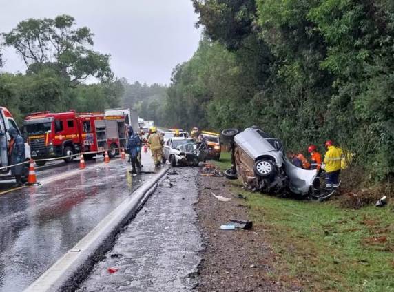 As vítimas, de 30 e 71 anos, faleceram no local. As identidades ainda não foram divulgadas.