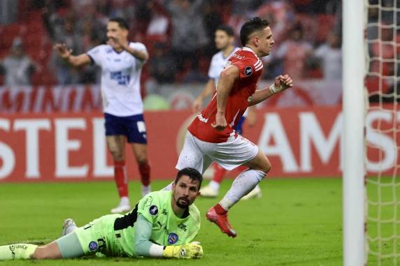 Jean Lucas abriu o placar para os visitantes, mas Vitinho e Borré marcaram para o Colorado, que terminou na liderança do Grupo F